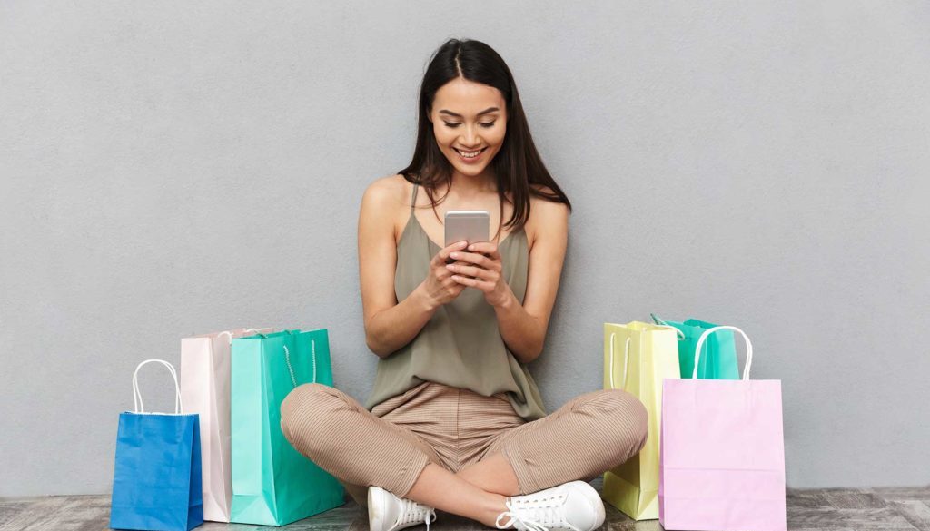 portrait-of-a-smiling-asian-woman-sitting-on-a-PNLRH5T(BD)